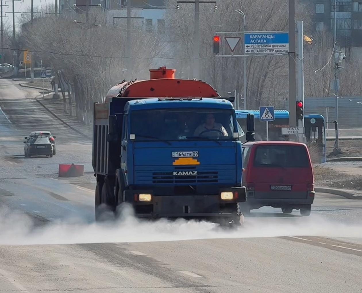 В Темиртау улицы приводят в порядок после зимы