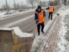 В Темиртау спецтехника вышла на дороги в первый декабрьский снегопад