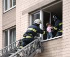 Ребенок на подоконнике: спасатели предотвратили трагедию в Караганде