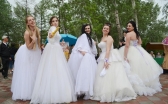 Дождь не помеха: карагандинки в десятый раз сбежали в невесты