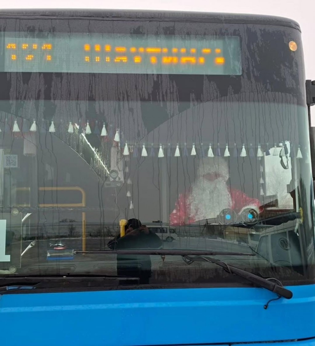 Дед Мороз за рулём: на маршруте Караганда — Шахтинск пассажиров поздравляют в пути