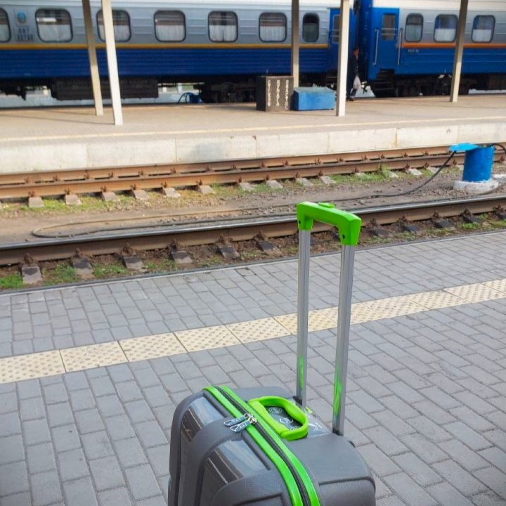 Қару - жарақ, я мен бензин: ҚТЖ-да тасымалдауға тыйым салынған заттар туралы айтылды