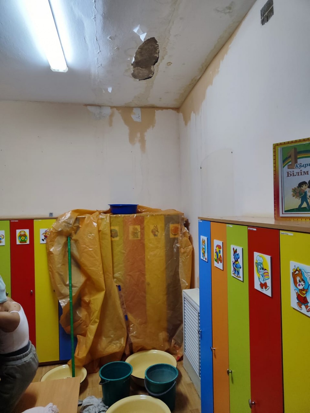 Вёдра и тазики: в Караганде работники детского сада пожаловались на протекающую крышу