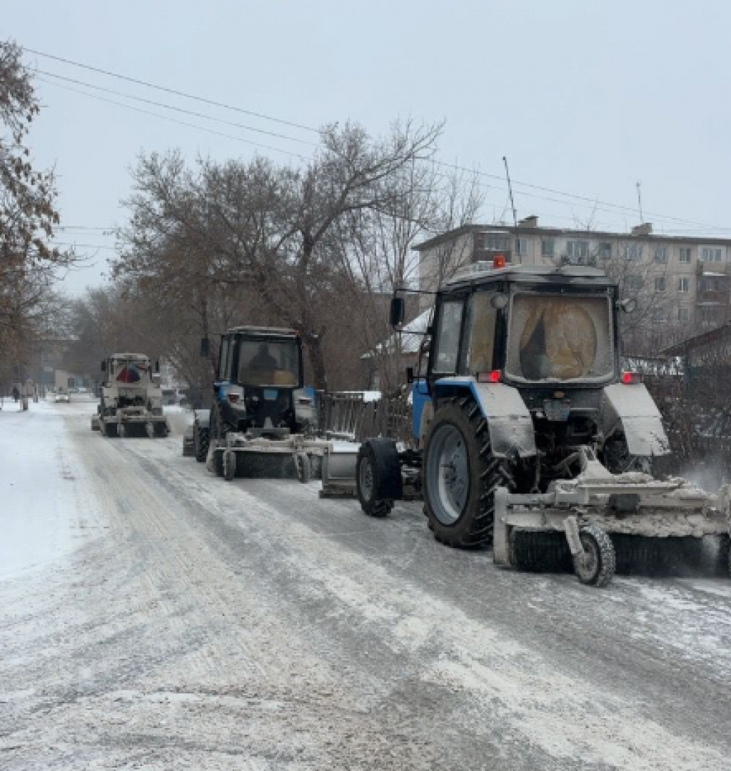 Гололёд в Караганде: коммунальщики работают в усиленном режиме