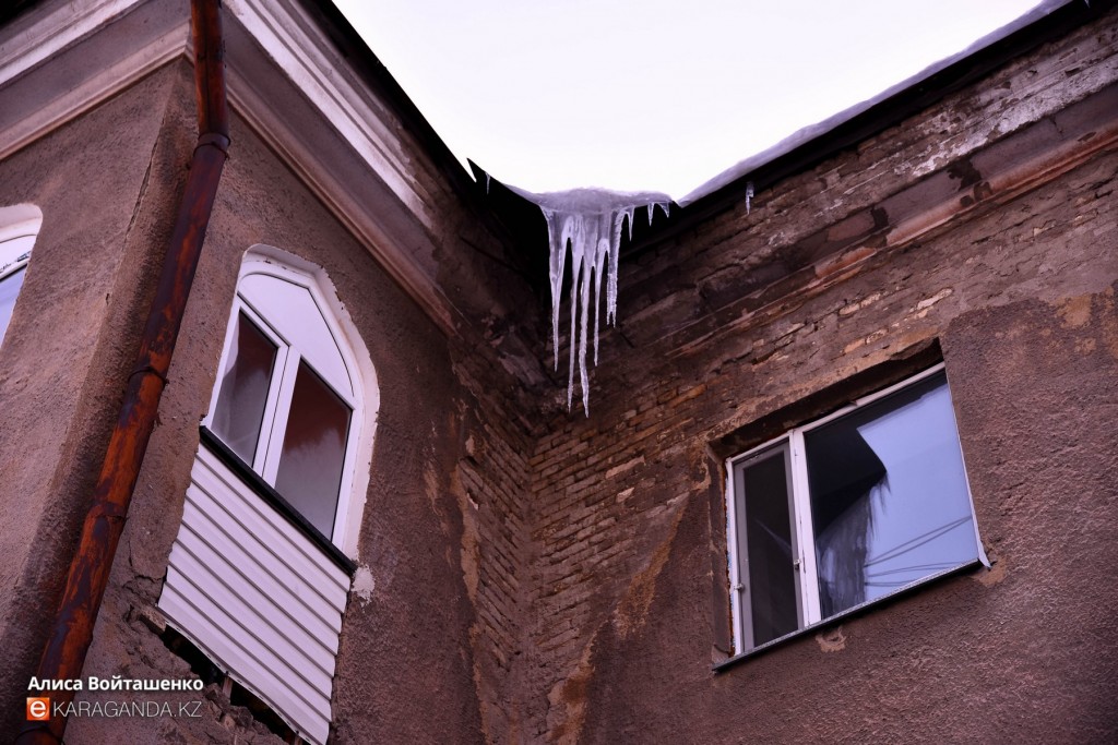 Карагандинцев просят очистить крыши домов от снега и наледи