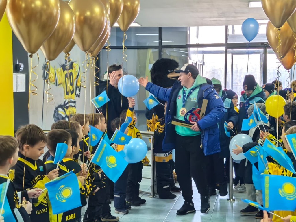 Юных победителей хоккейного турнира в Канаде тепло встретили в Караганде