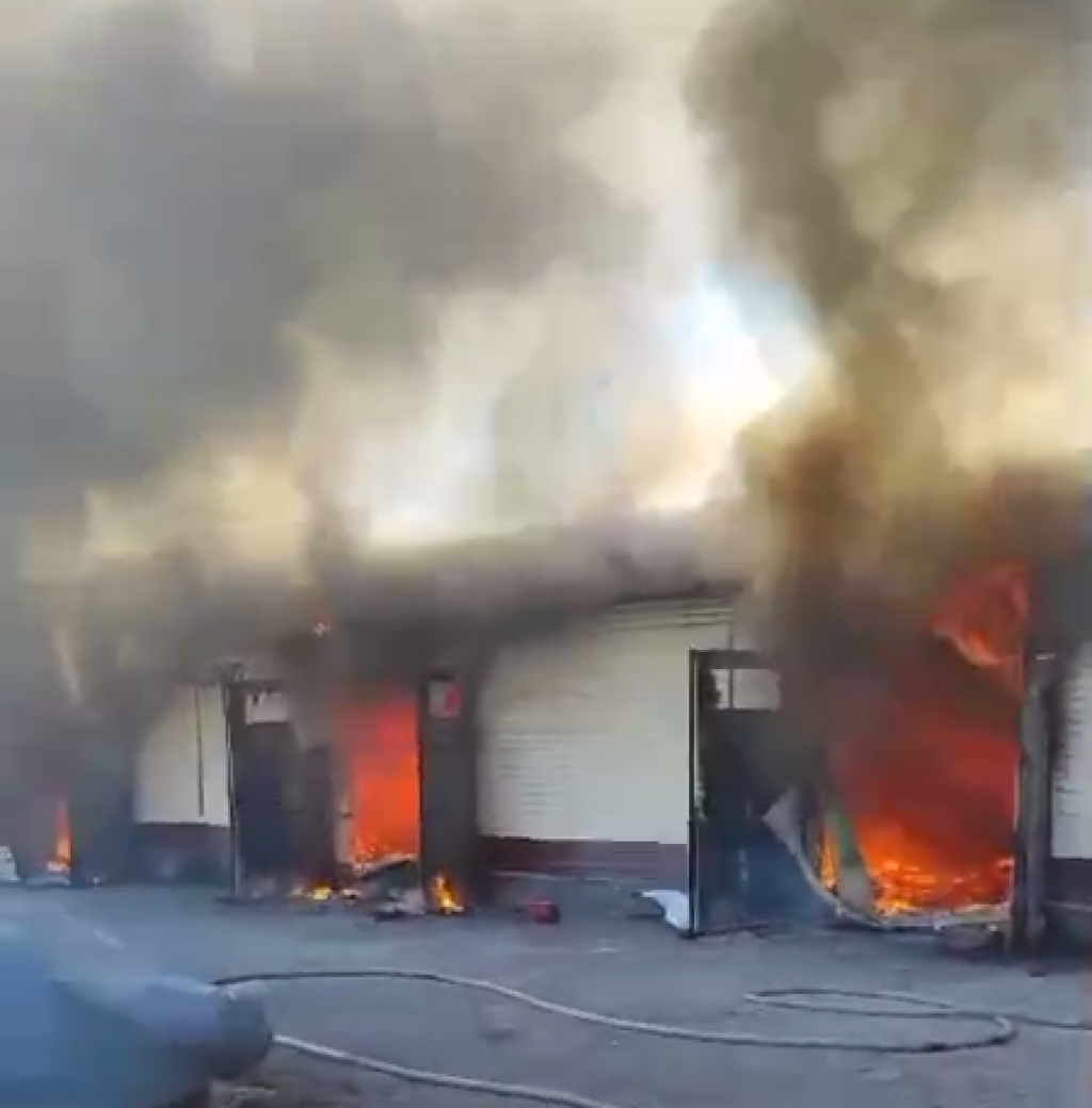 Четыре машины и два мотоцикла сгорели в автосервисе в Сарани