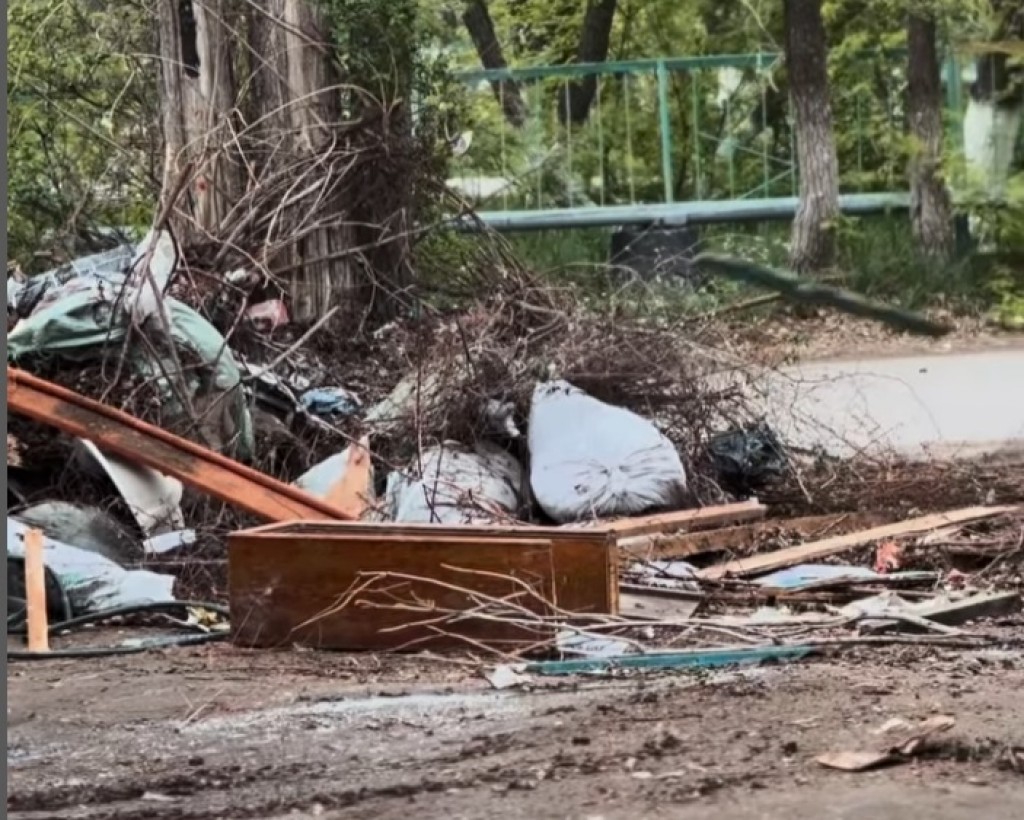Карагандинцев просят выбрасывать мусор только в мешках