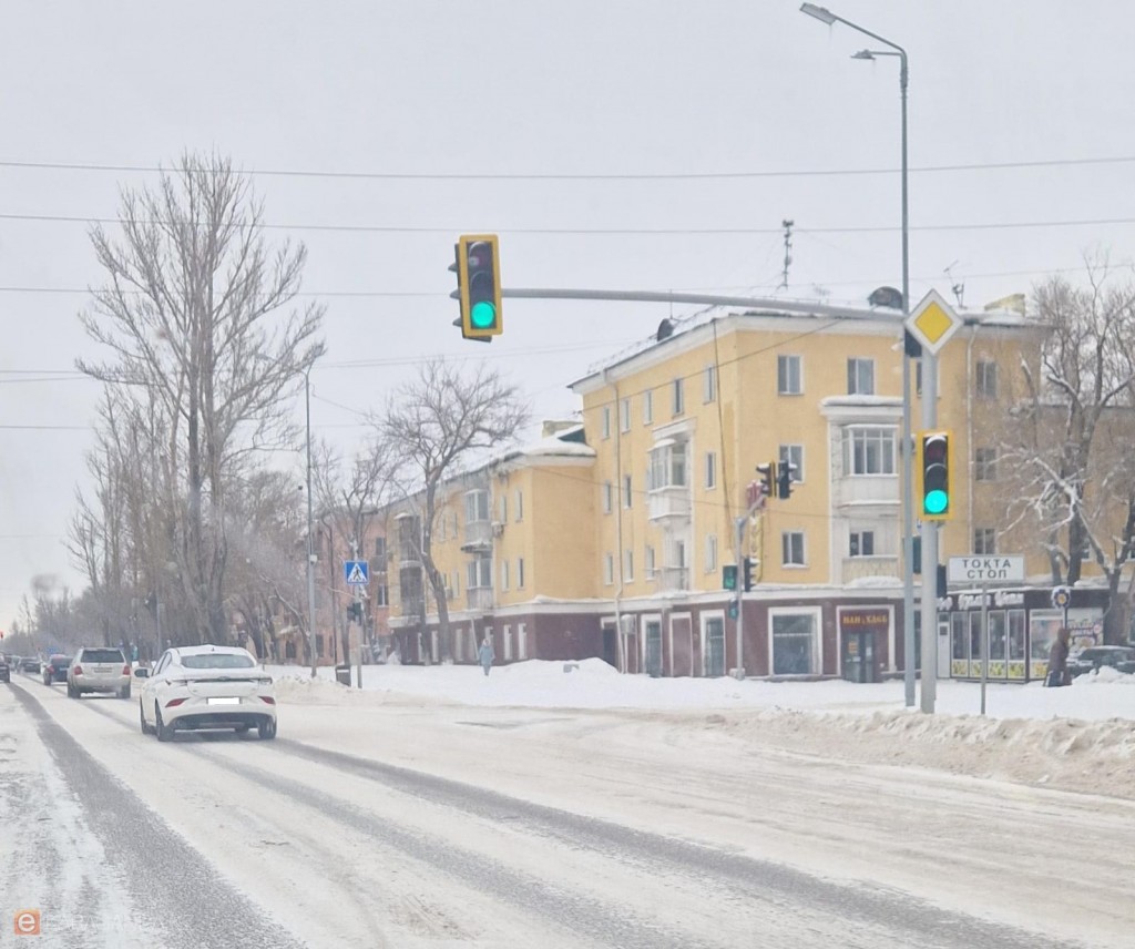 В Караганде круглосуточно очищают дороги от снега
