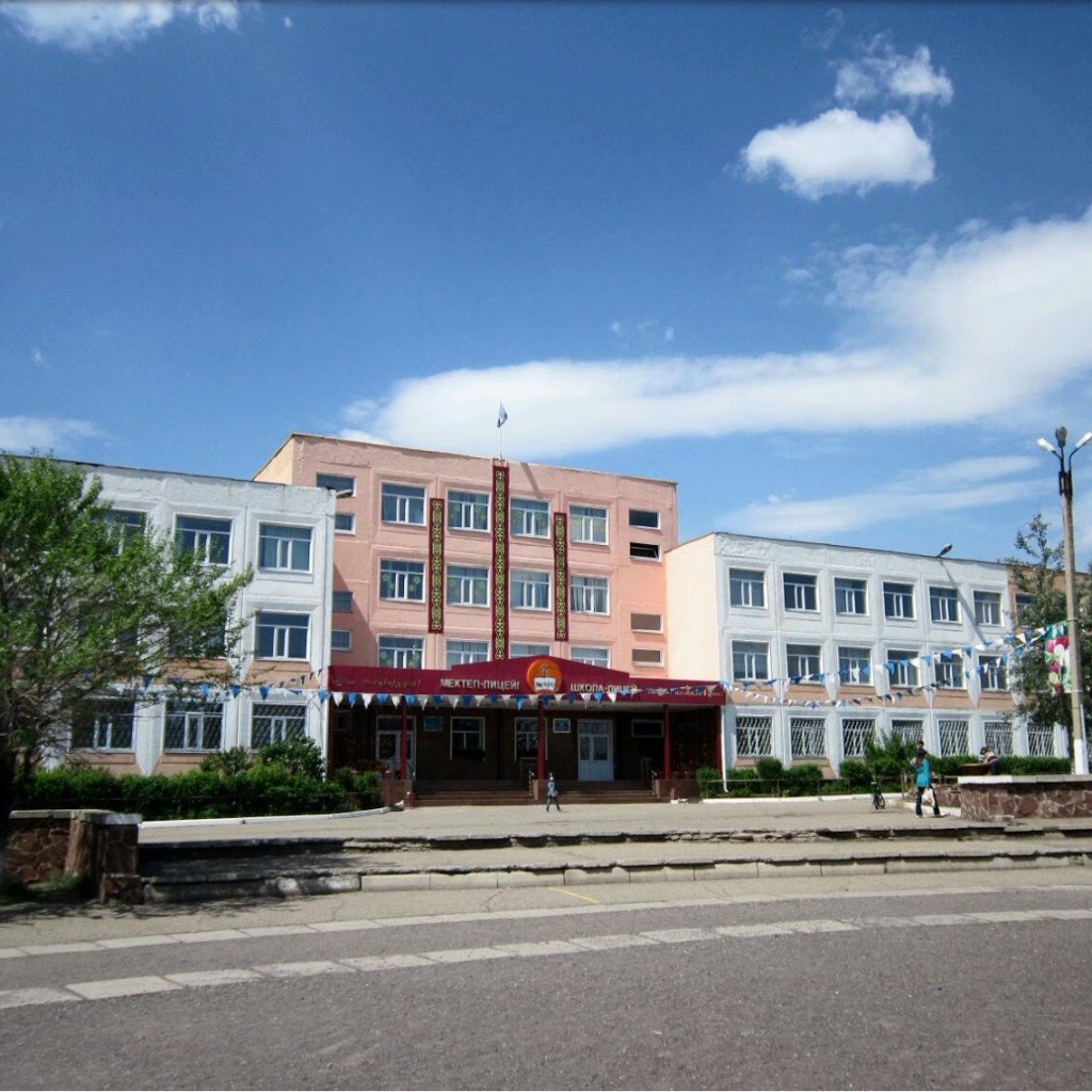 Карагандинцев возмущает состояние дороги, ведущей к школе-лицею №101