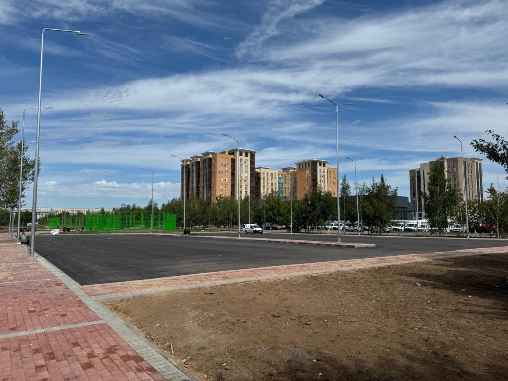 В Караганде жители проспекта Строителей ждали новый сквер, а вместо него получили парковку