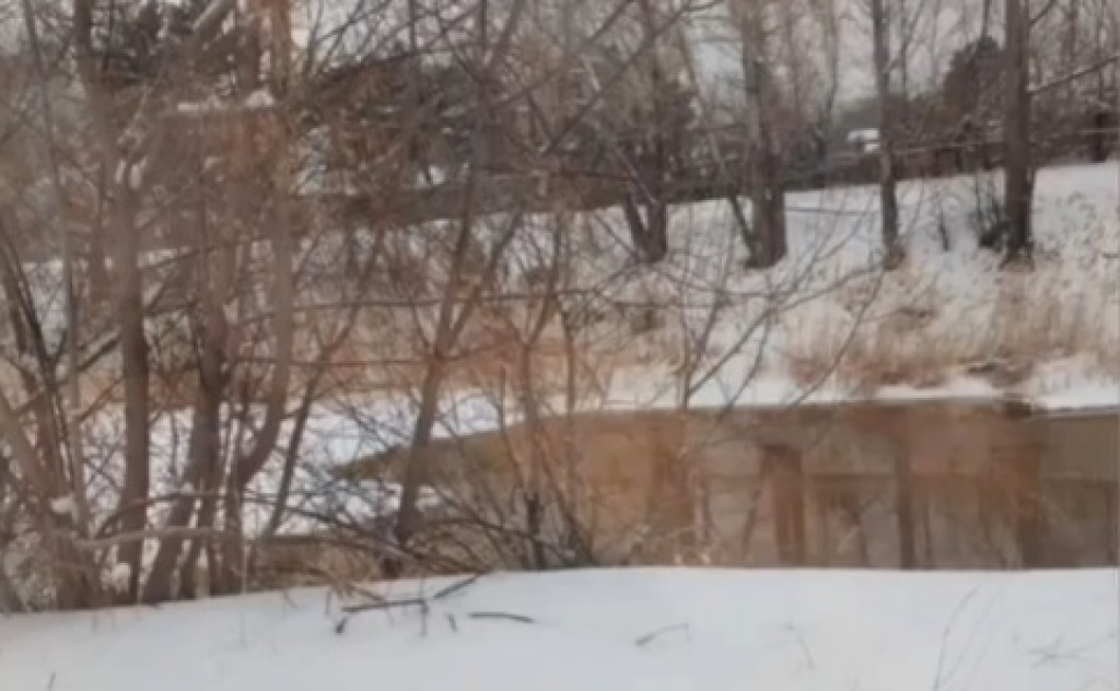 В Караганде продолжают искать причину излива сточных вод. Сегодня специалисты спустятся в коллектор