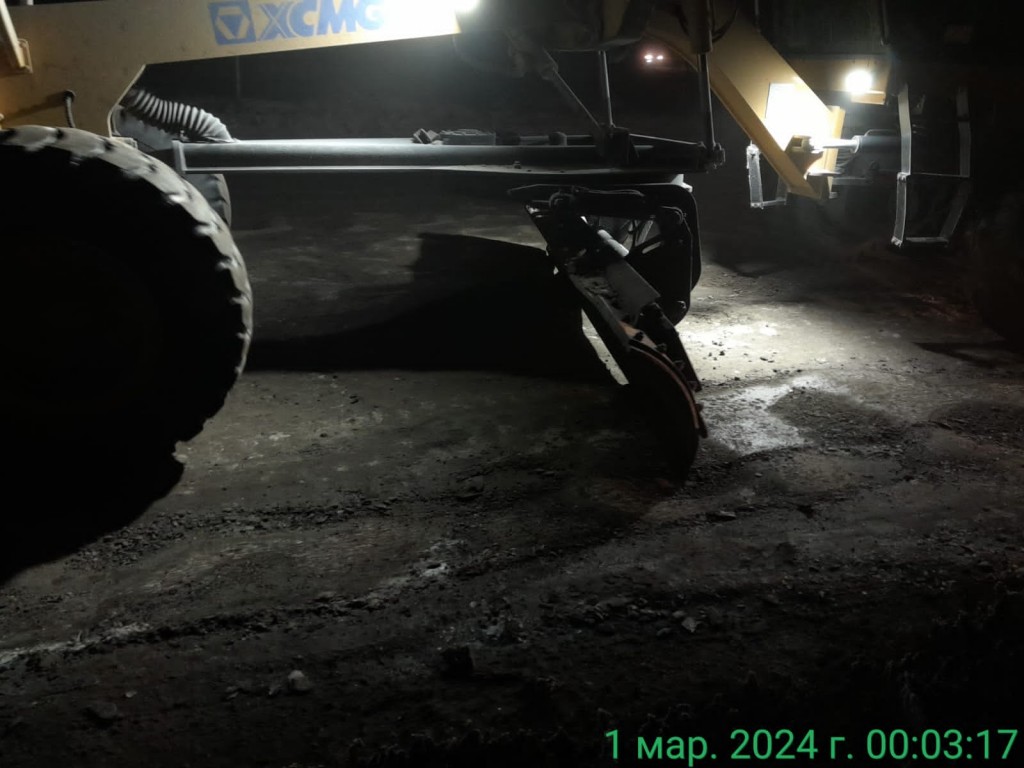 На расчистку ж/д переезда около поселка Актас в Карагандинской области отправили дорожную технику