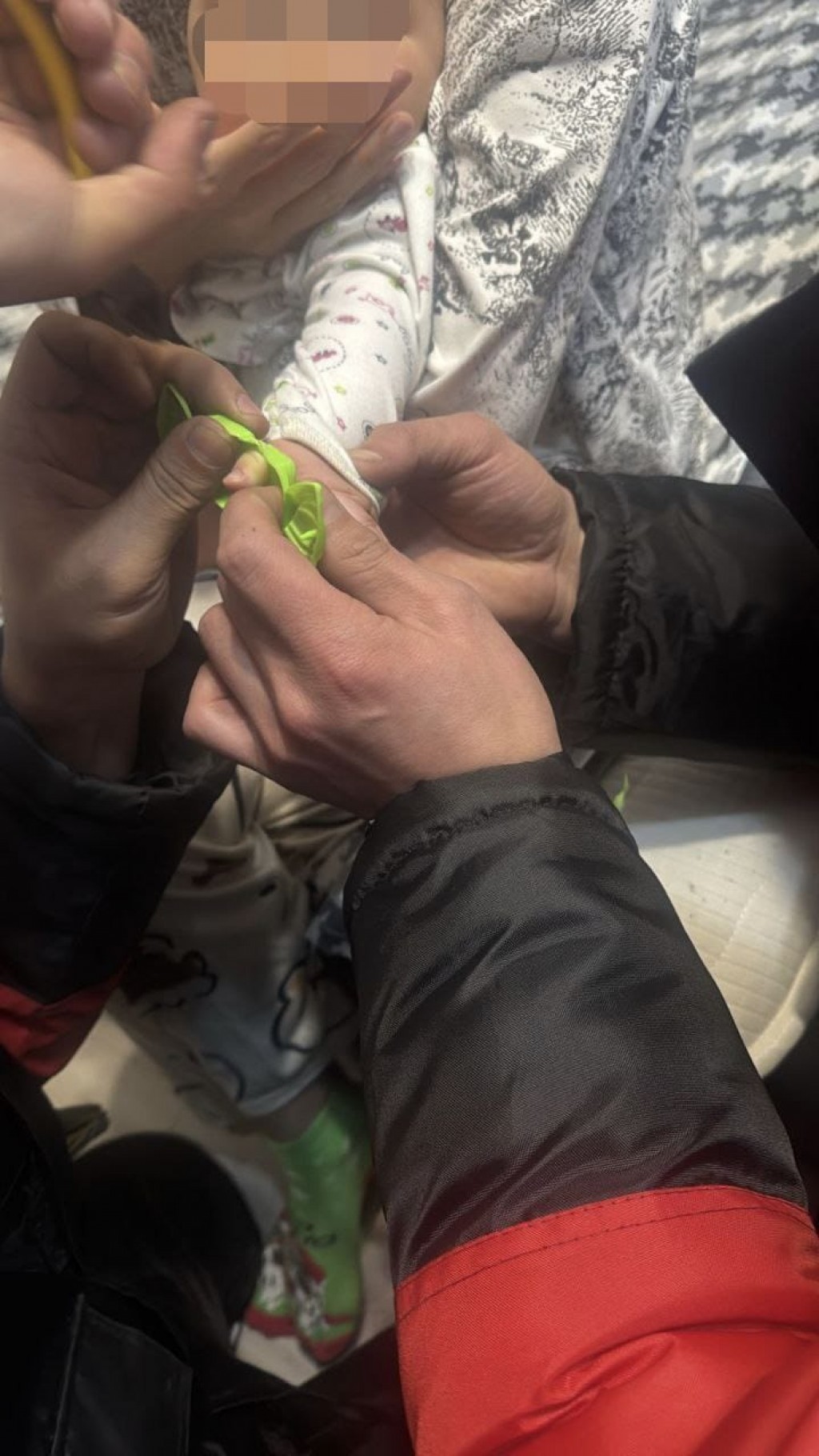 Палец застрял в игрушке: годовалого ребенка спасли в Караганде