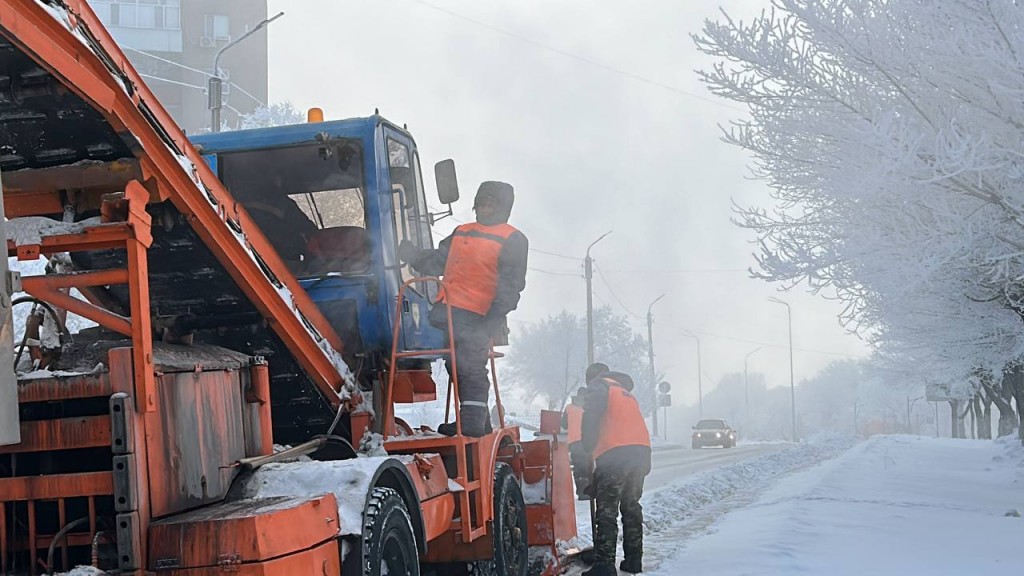 Как в Темиртау борются с обильным снегопадом