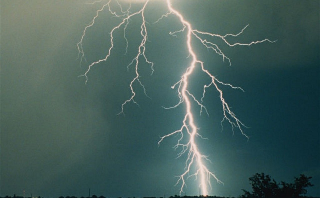Человека убило молнией во время грозы в Караганде: как избежать опасности?