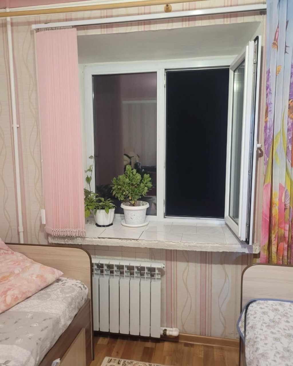 Из окна четвертого этажа в Темиртау выпала 12-летняя девочка