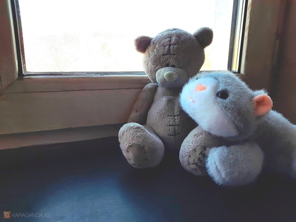 В Карагандинской области с начала недели из окон выпали двое детей