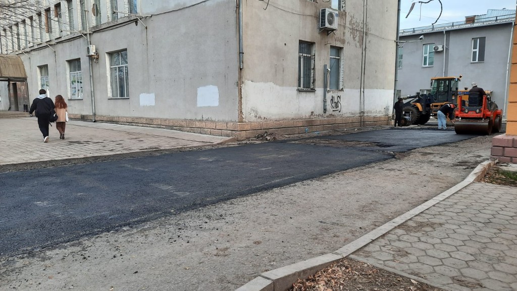 В Караганде заасфальтировали знаменитую лужу по улице Абая