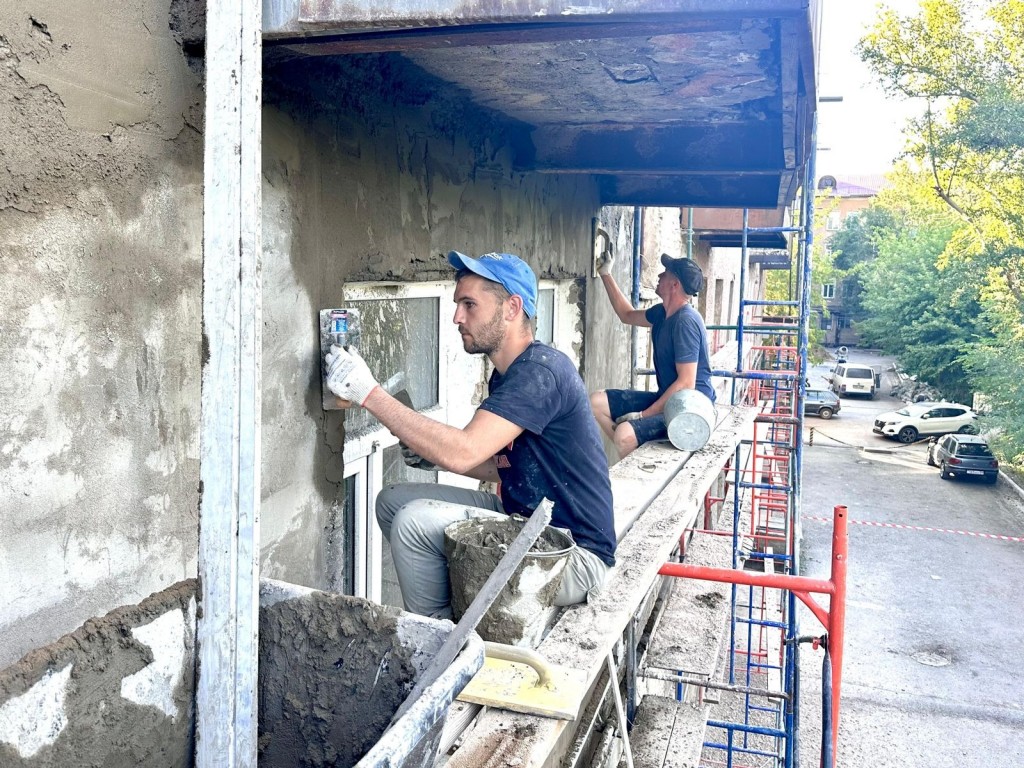 В Сарани обновляют фасады жилых домов по проспекту Ленина