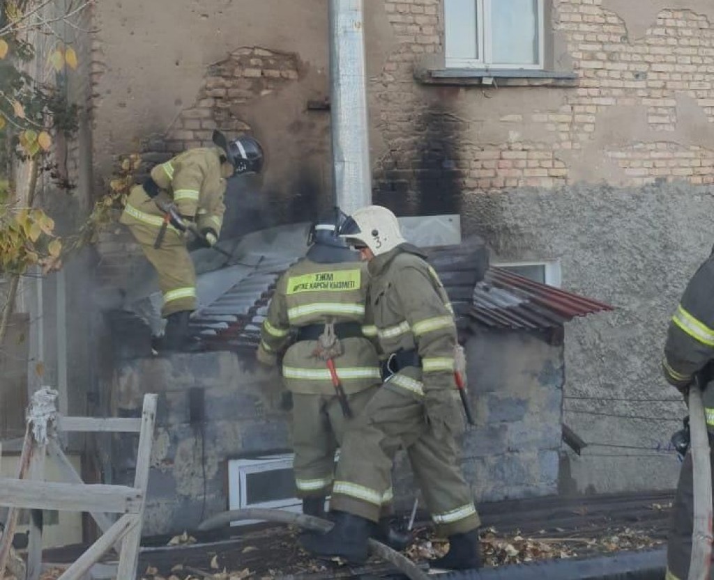 19 человек эвакуировали спасатели во время пожаров в Карагандинской области