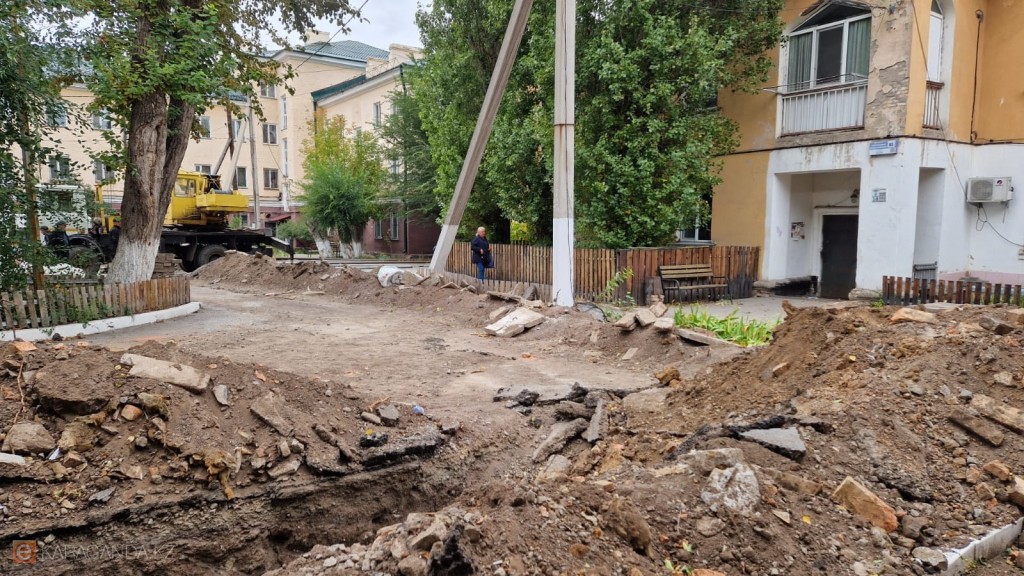 «Как тут ходить, если земля обваливается»: жители Караганды оказались в ловушке траншей