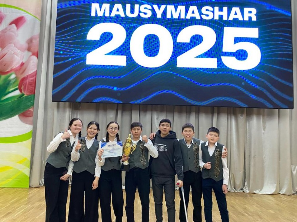 Желіде кеуделі қызды сиқыту