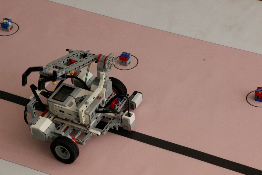 Карагандинское соревнование «Теңге алу» между роботами переняли участники «Roboland» из России