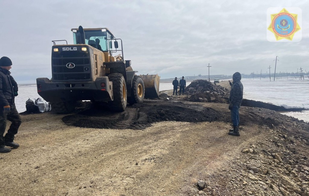 Размытую талыми водами дорогу в Осакаровском районе восстановили