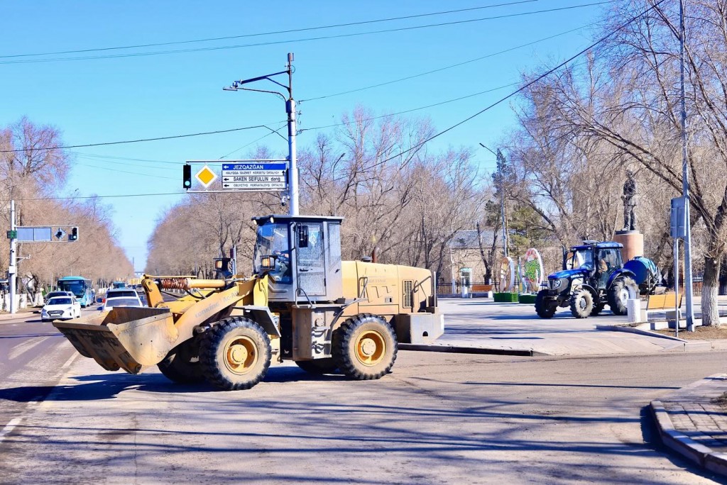 Караганда после зимы: аким области потребовал усилить контроль за уборкой города