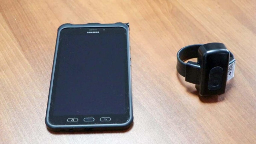 Больше осуждённых в Казахстане будут носить электронные браслеты, хотя они не всегда препятствуют побегам