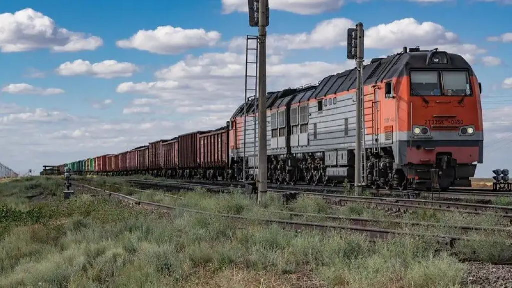 Поезд сбил стрелочника в Карагандинской области