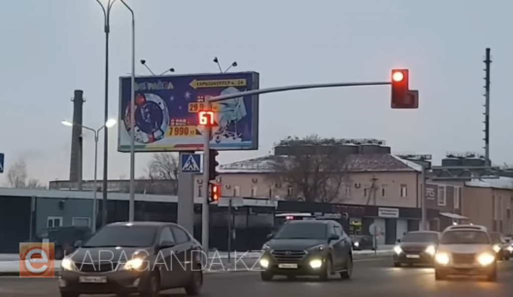 В Караганде на одном из перекрестков светофор путает автомобилистов