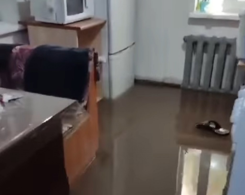 Вода из прорвавшейся водопроводной трубы затопила дом и огород жителей Караганды