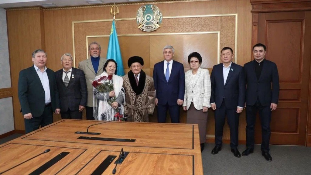 Ермаганбет Булекпаев поздравил с юбилеем заслуженного деятеля поэта Серика Аксункарулы