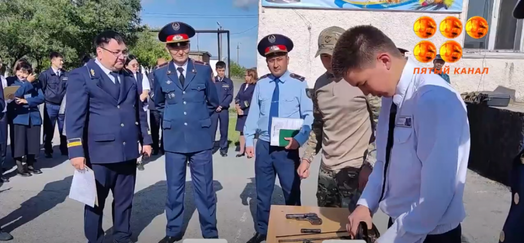 Группа сотрудников линейного отдела полиции посетила Карагандинский железнодорожный колледж