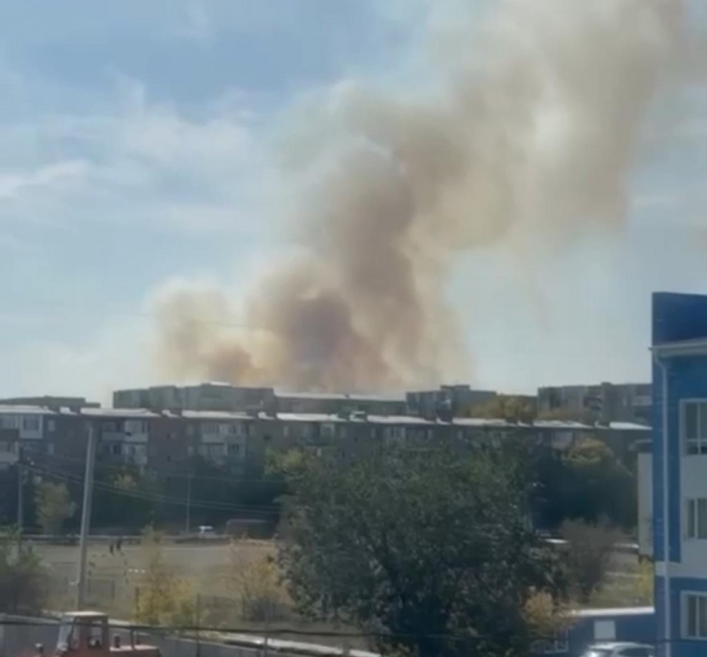 В Караганде горит степь на полутора гектарах земли