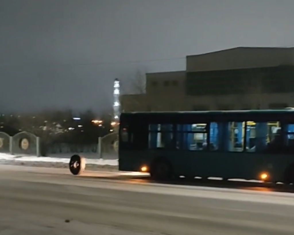 За последние дни в Караганде произошли десятки аварий, в том числе с участием общественного транспорта