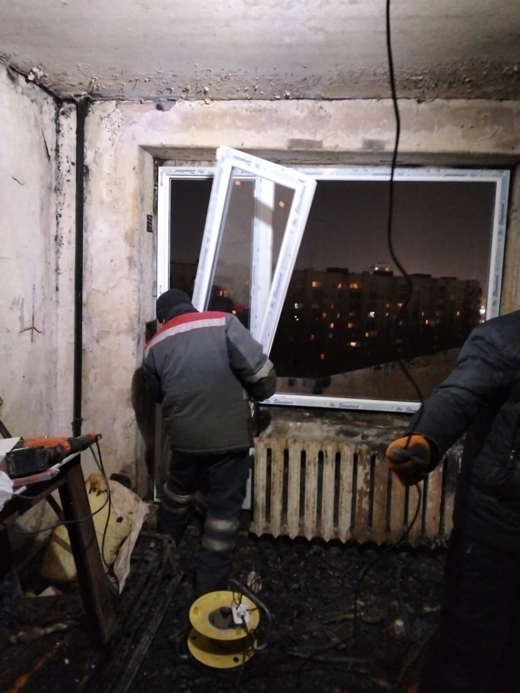 В Караганде поменяли окна в сгоревшей квартире 16-этажного дома