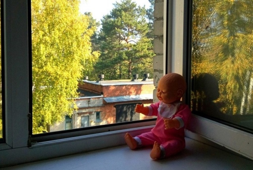 В Караганде мальчик выпал из окна второго этажа