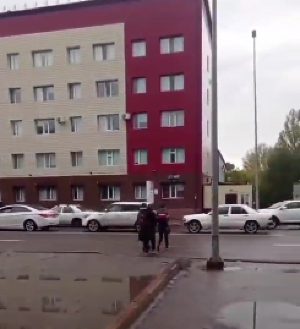 Переходят в неположенном месте: в Караганде рядом с ТД «Азат» убрали пешеходный переход