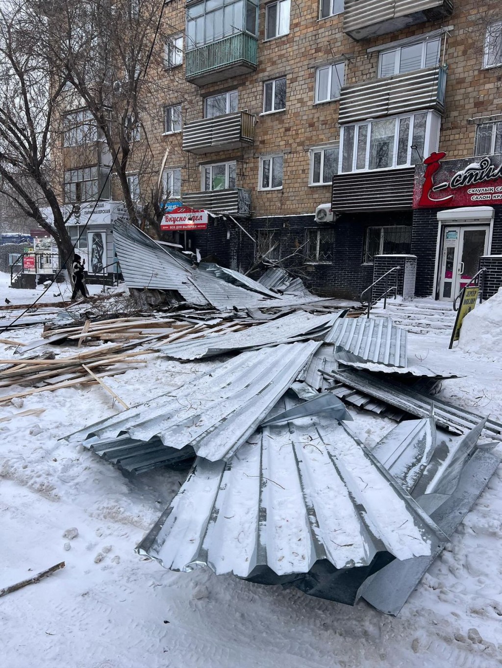 В Караганде дом, пострадавший от урагана, лишился кровли второй раз