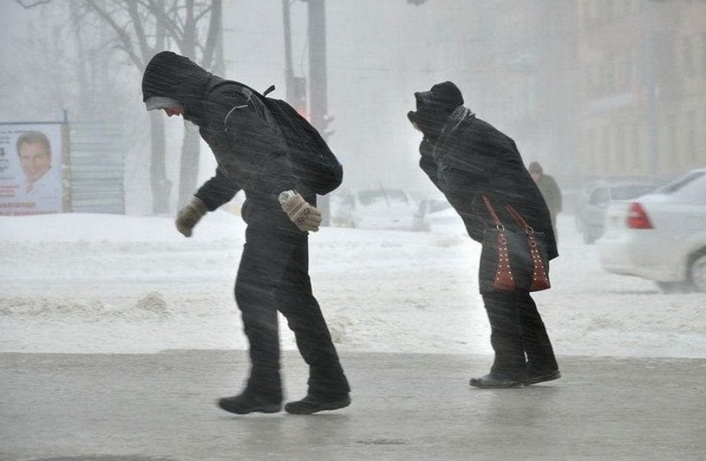 Сильный порывистый ветер и снег прогнозируют в Карагандинской области