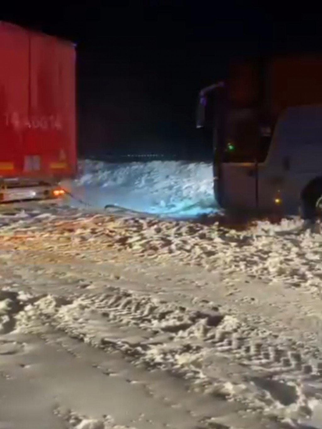 Автобус с двадцатью иностранцами застрял на трассе в Карагандинской области