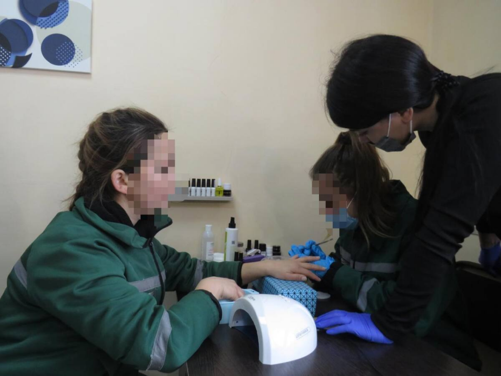 Сотталған әйелдер Қарағанды облысында маникюр шебері мамандығын игерді