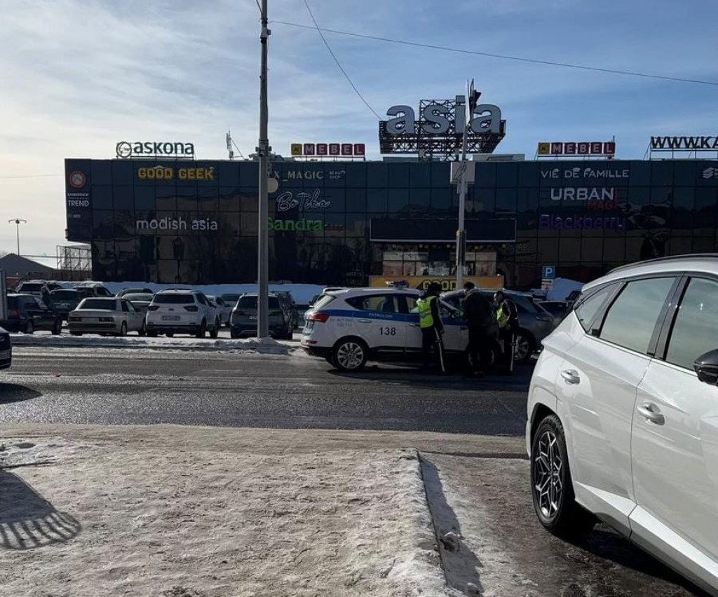В Караганде на пешеходном переходе патрульная машина сбила девушку