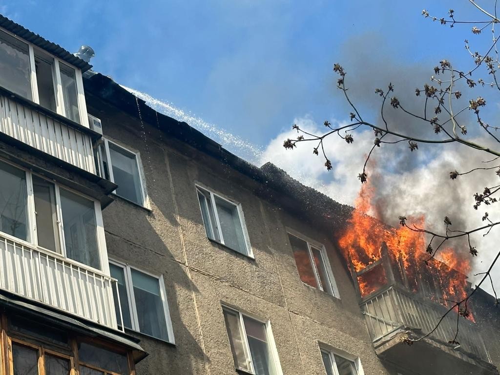 Непотушенная сигарета – возможная причина сгоревшей крыши карагандинской пятиэтажки