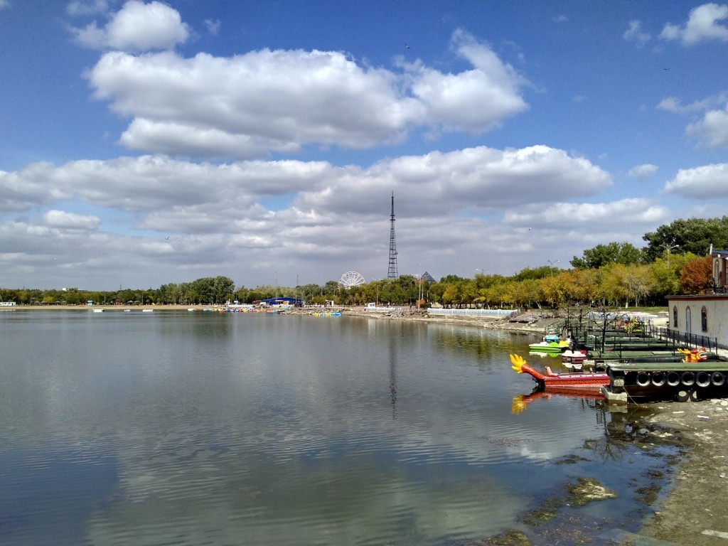 В карагандинском парковом озере водоросли будут удалять с помощью спецтехники