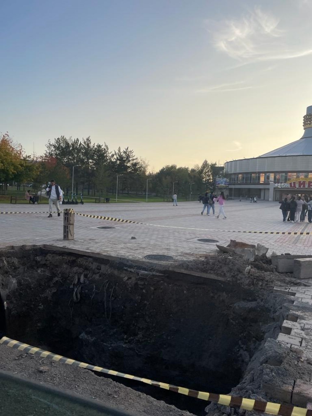 Для чего перед карагандинским цирком раскопали большую яму?