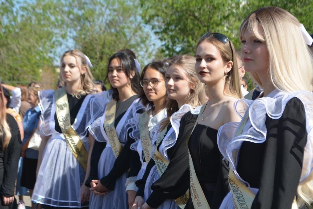 Последний звонок прозвенел для карагандинских школьников. Фоторепортаж